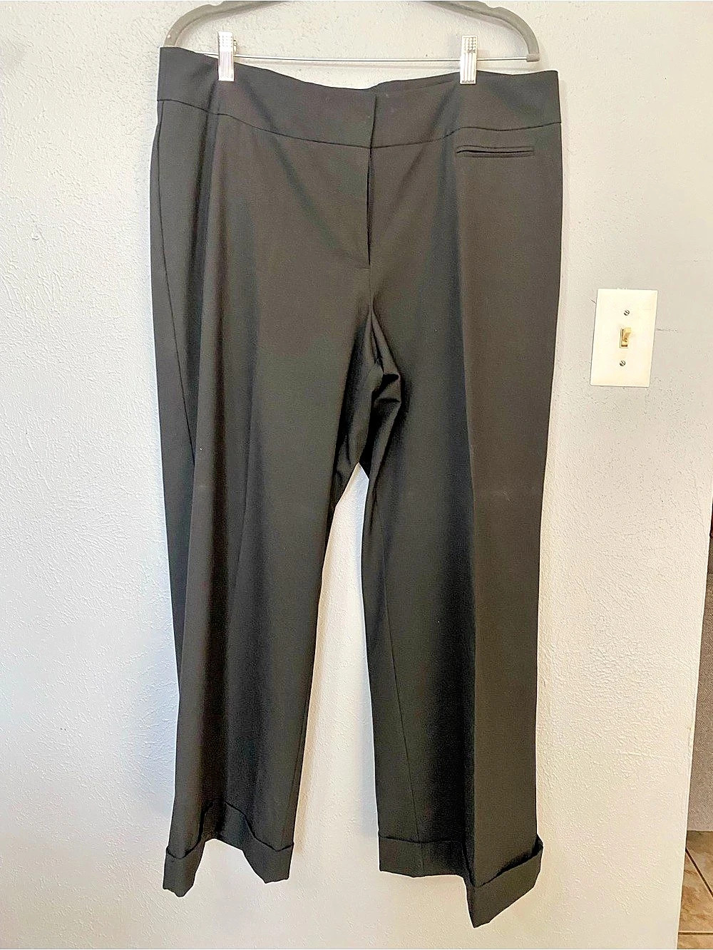 Chico's Cropped Cuffed Pants in Black Size 3